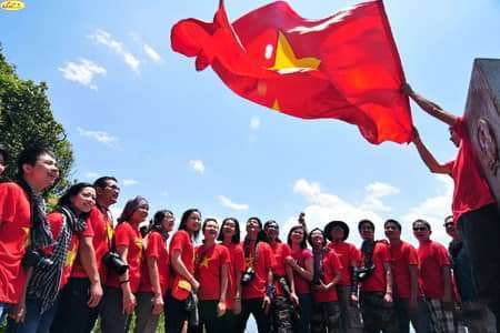 đu d&acirc;y vượt th&aacute;c