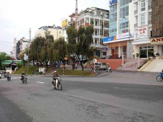 ph&ograve;ng tr&aacute;nh giao th&ocirc;ng ở đ&agrave; lạt