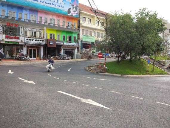 ph&ograve;ng tr&aacute;nh giao th&ocirc;ng đ&agrave; lạt